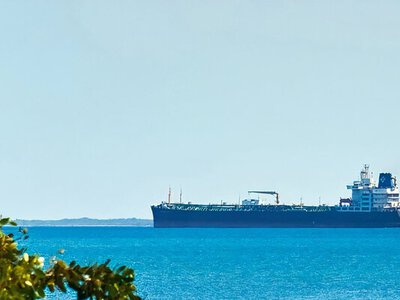 Мир столкнулся с крупнейшим в истории перебоем в поставках нефти 