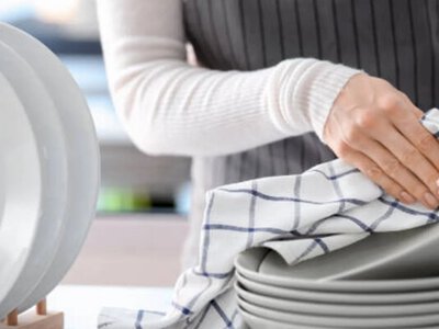 Без стиральной машинки, нужен только пакет: как постирать кухонные полотенца за 10 минут