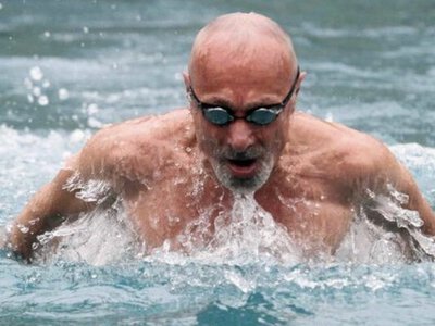 80-летний грузинский спортсмен завоевал золото и два серебра на ЧМ по зимнему плаванию