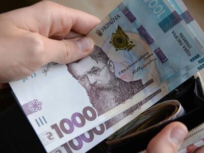 Доплата 1500 грн для пенсионеров и переселенцев: кто получит помощь в апреле