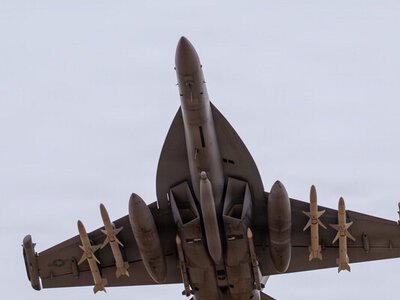 США сбросили противобункерные бомбы на ракетные базы в Ормузском проливе – CENTCOM 