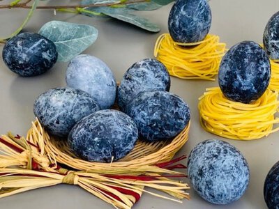 Пасхальные яйца чаем каркаде - это лучший способ для голубого цвета