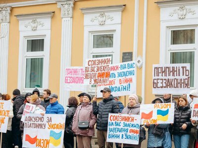 Сотни миллиардов долларов для Украины: активисты под посольством Польши требовали, чтобы польский суд признал решение украинского суда