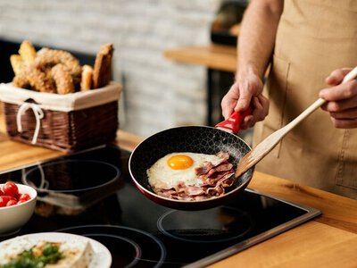 Зачем перед жаркой лить на сковородку уксус: работает ли трюк, который стал популярным в сети