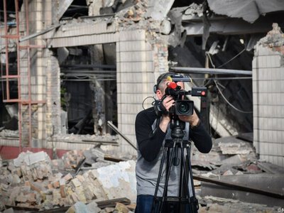  Россия совершила более 900 преступлений против журналистов и медиа за время полномасштабной войны 