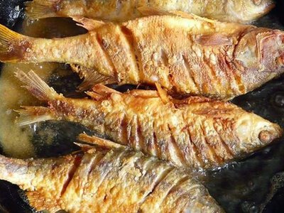 Перед жаркой обязательно натрите рыбу сахаром: результат вас удивит