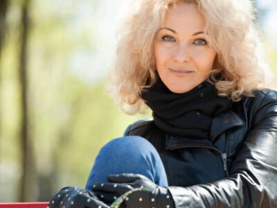 Кожаная куртка становится элегантным выбором в зрелом возрасте