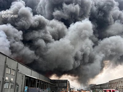 На терминале Новой почты пожар охватил 3,6 тыс. кв. м - в ГСЧС показали последствия атаки рф на Луцк