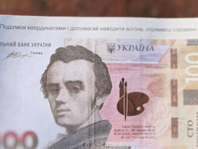  Россияне сбрасывают с дронов фальшивые деньги с QR-кодом: украинцев предупредили об опасности 