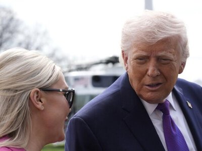 Вы ужасно справляетесь со своей работой. Трамп в лицо обвинил пресс-секретаря в своих неудачах 