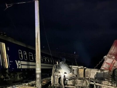 Пассажирский поезд столкнулся с грузовиком в Харьковской области, вагоны сошли с рельсов 