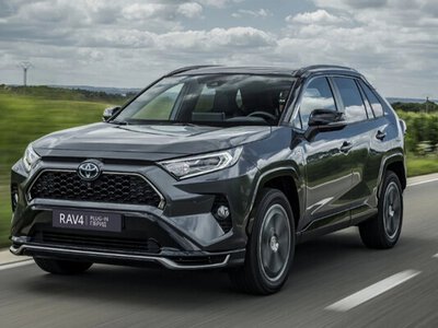 В марте украинцы купили почти 6 тысяч новых авто - лидирует Toyota RAV4
