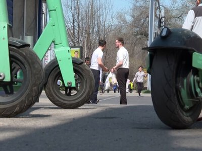 «Передвигаются по тротуарам и создают угрозу». Сезон электросамокатов в Алматы начался со скандала