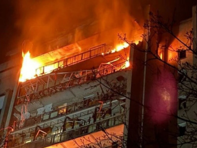 Российский дрон атаковал многоэтажку в Сумах: есть раненые