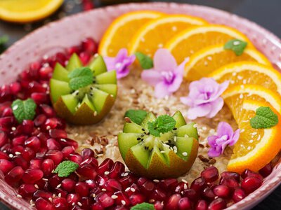 Простой рецепт, который хочется повторять: киноа с ягодами