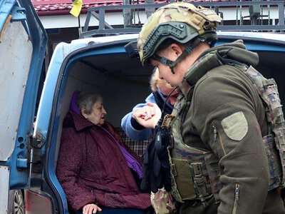 Эвакуация под прицелом дронов: «Белые ангелы» вывезли еще шестерых жителей Дружковки