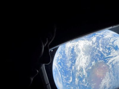 Команда Артемиды-2 в полёте к Луне оказалась дальше от Земли, чем любой человек в истории