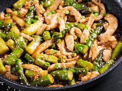 Курятина с куркумой и спаржей - быстрое блюдо с противовоспалительными свойствами