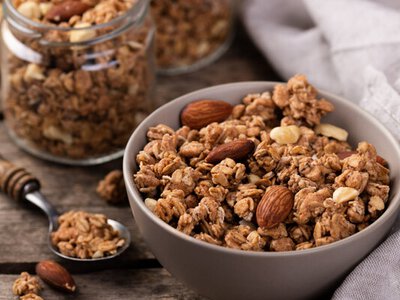 Ореховая гранола-боул: завтрак, который заряжает энергией лучше кофе