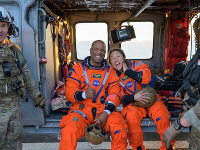 Миссия Artemis II вернулась с орбиты Луны на Землю. Фото, видео 