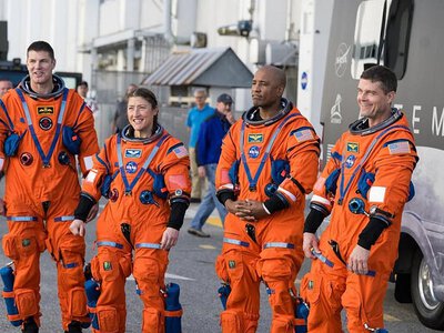 Путешествие к Луне завершилось: капсула с астронавтами вернулась на Землю (видео)