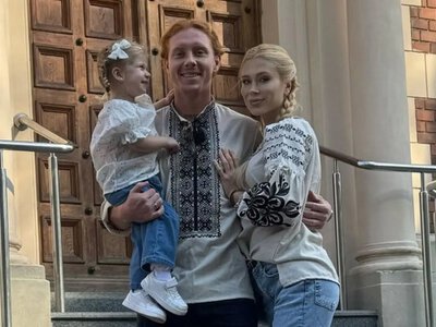 Счастливая семья. Жена Конопли поделилась трогательным личным фото с мужем и дочкой