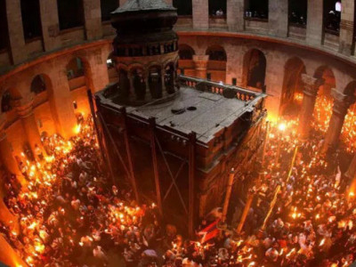 Благодатный огонь сошел в храме Гроба Господня в Иерусалиме