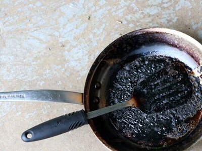 Жир и нагар отойдет от сковородки быстро и без проблем: три проверенных способа