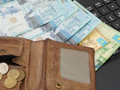 Кому из казахстанцев могут списать кредиты: список