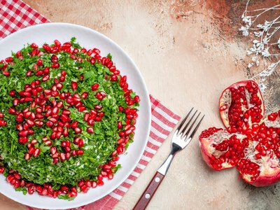 Салат с гранатом и зеленью: яркое блюдо, которое украсит любой стол