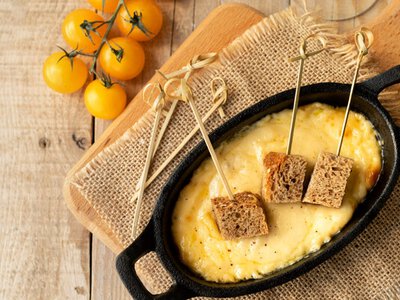 Сырное фондю по-швейцарски: идеальное блюдо для уютного вечера