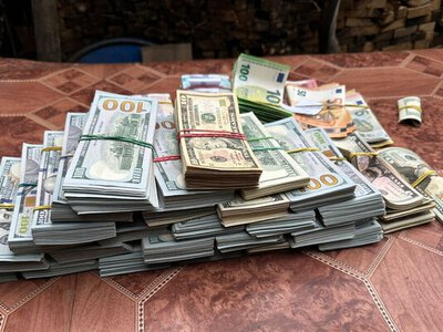 У главы ВВК на Закарпатье при обыске нашли 11 млн гривен. Его задержали 