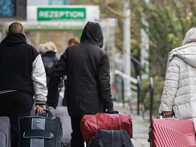 Меньше денег, больше требований. Как в 2026 году меняются условия пребывания украинских беженцев за рубежом 