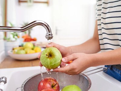 Одной воды недостаточно: как мыть фрукты и овощи правильно