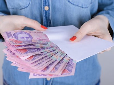 Зарплаты чиновников в марте выросли: где платят больше всего