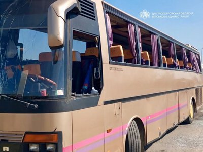 На Днепропетровщине враг нанес удар возле АЗС: поврежден автобус, перевозивший детей, есть раненые