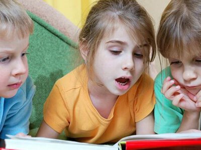 Во Франции расширяют преподавание украинского языка: посольство передало учебники Академии Версаля