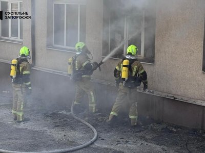 Пожар в здании Запорожья: мужчина госпитализирован после травмы