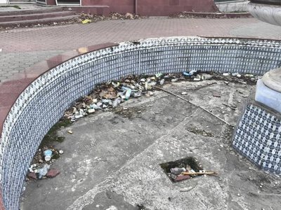 Занедбаний фонтан на Поштовій: у Запоріжжі виявили стихійне звалище
