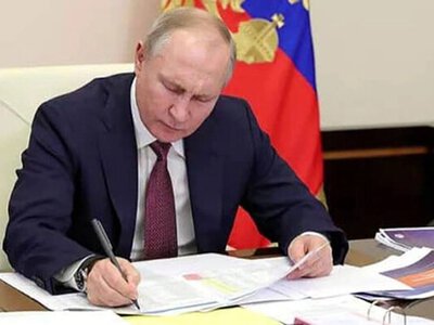 Не только телефоны. Посетители путина должны сдавать часы перед встречами с ним - СМИ