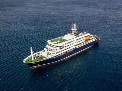 Лайнер MV Hondius со вспышкой хантавируса прибыл к побережью Тенерифе