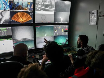 Подводные работы обнаружили сотни артефактов на самом глубоком затонувшем корабле Франции