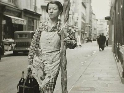 Багет, вино и Париж: история фотографии, которая стала легендарной