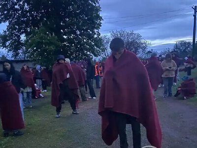 Пассажиры поезда Киев – Одесса провели несколько часов в поле из-за воздушной тревоги (фоторепортаж)