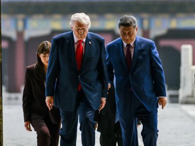 Язык тела, льстивый тон и курьез с заметками — в сети и прессе обсуждают детали саммита Трампа и Си