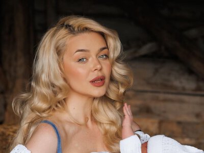 Алина Гросу показала новые фото сына и поздравила с праздником