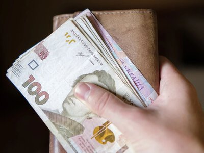 Украинцам выплатят по 6500 гривен: проверьте, есть ли вы в списках