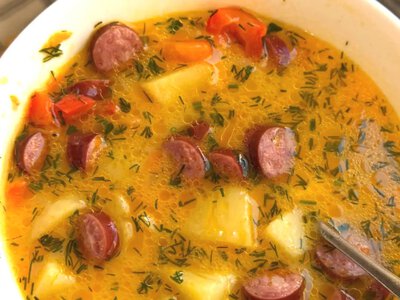 Готовится за считанные минуты: ароматный сырный супчик с колбасками