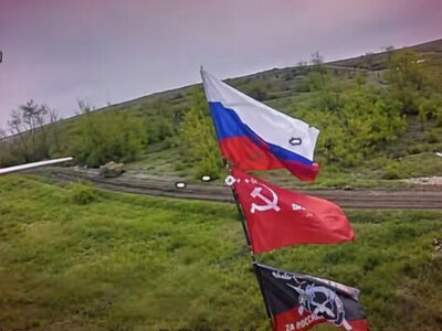 Пилоты FPV бригады «Хижак» уничтожили российский флаг на Константиновском направлении