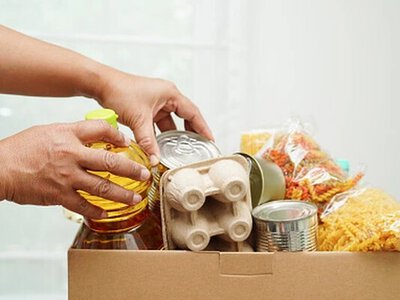 Пенсионеры могут бесплатно получать продукты в фудбанках: куда обращаться (видео)